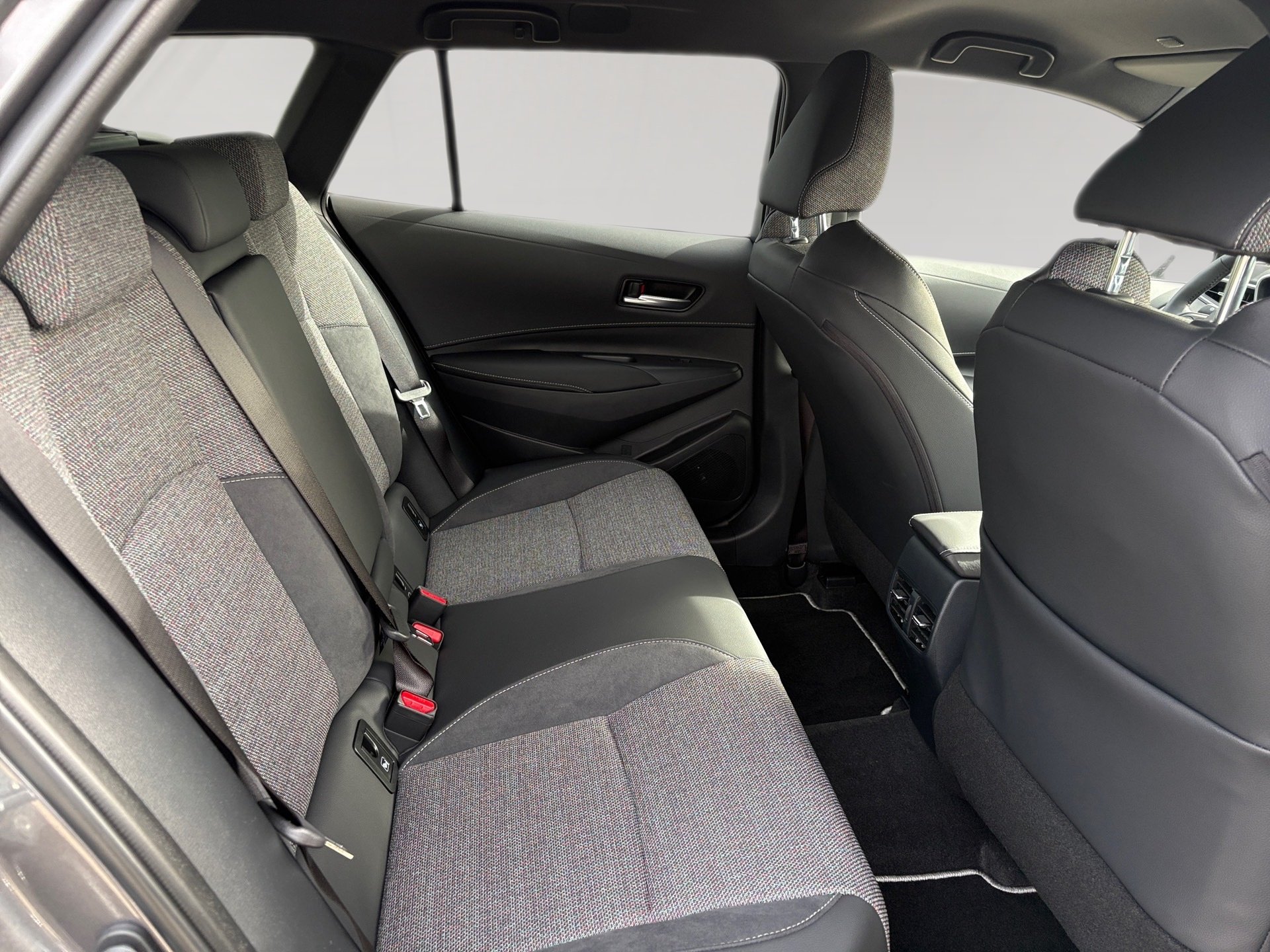Foto 1 - Toyota Corolla Touring Sports 2.0 Hybrid TS Teamplayer mit Technik-P., marlingrau